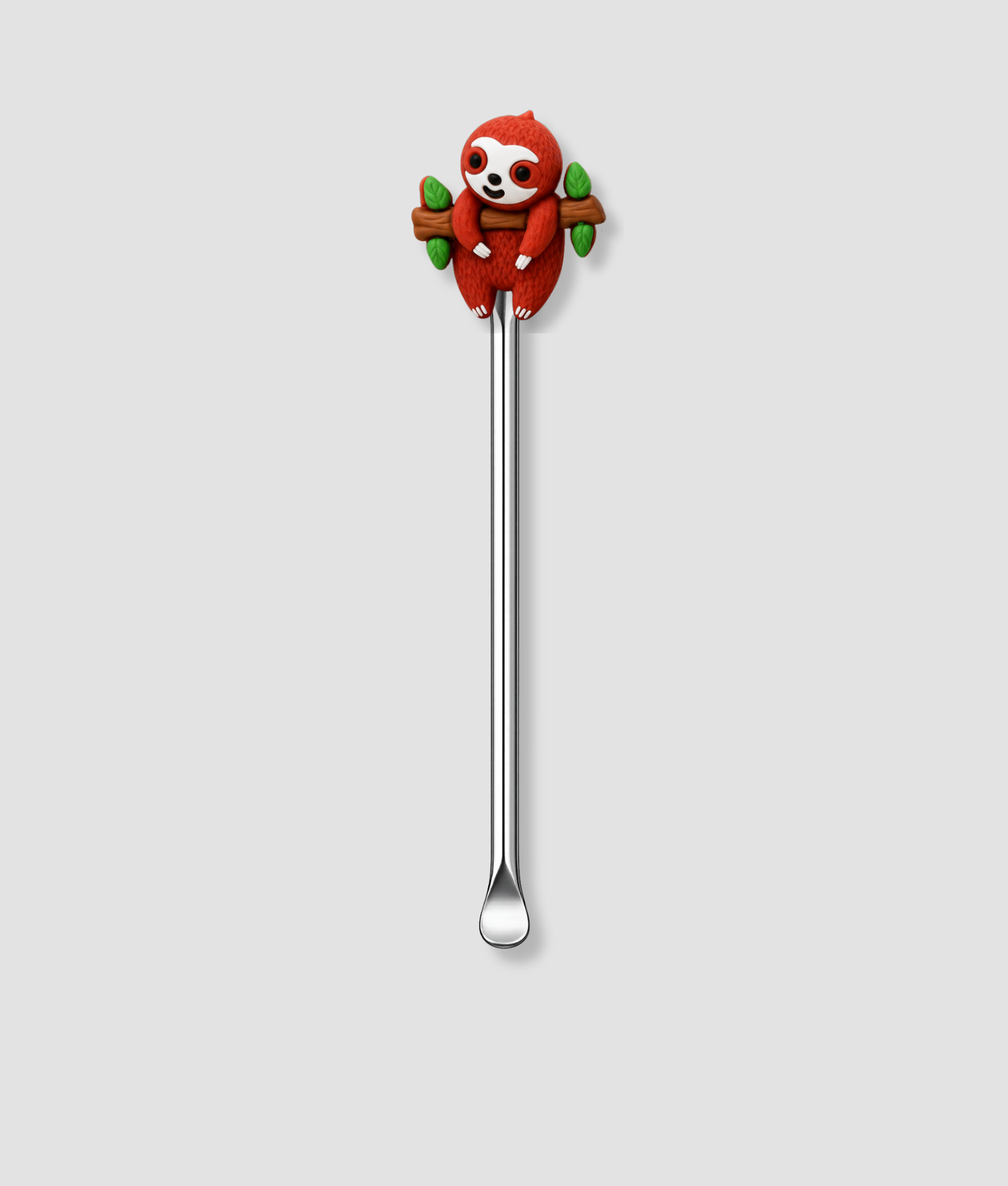 Mini schepje cocktailstirrer met rode luiaard figuur hangend aan een bruine tak met groene bladeren bovenop en zilveren steel