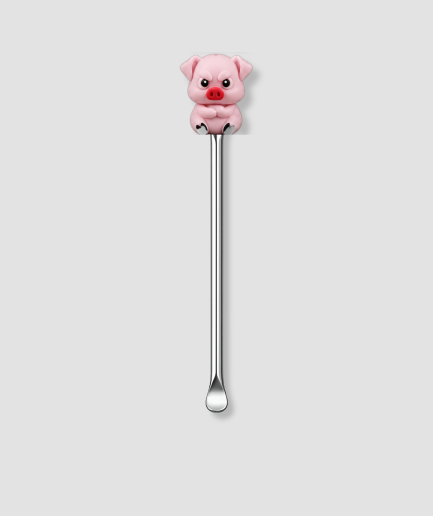 Mini schepje cocktailstirrer met roze biggetje figuur bovenop en zilveren steel op lichtgrijze achtergrond