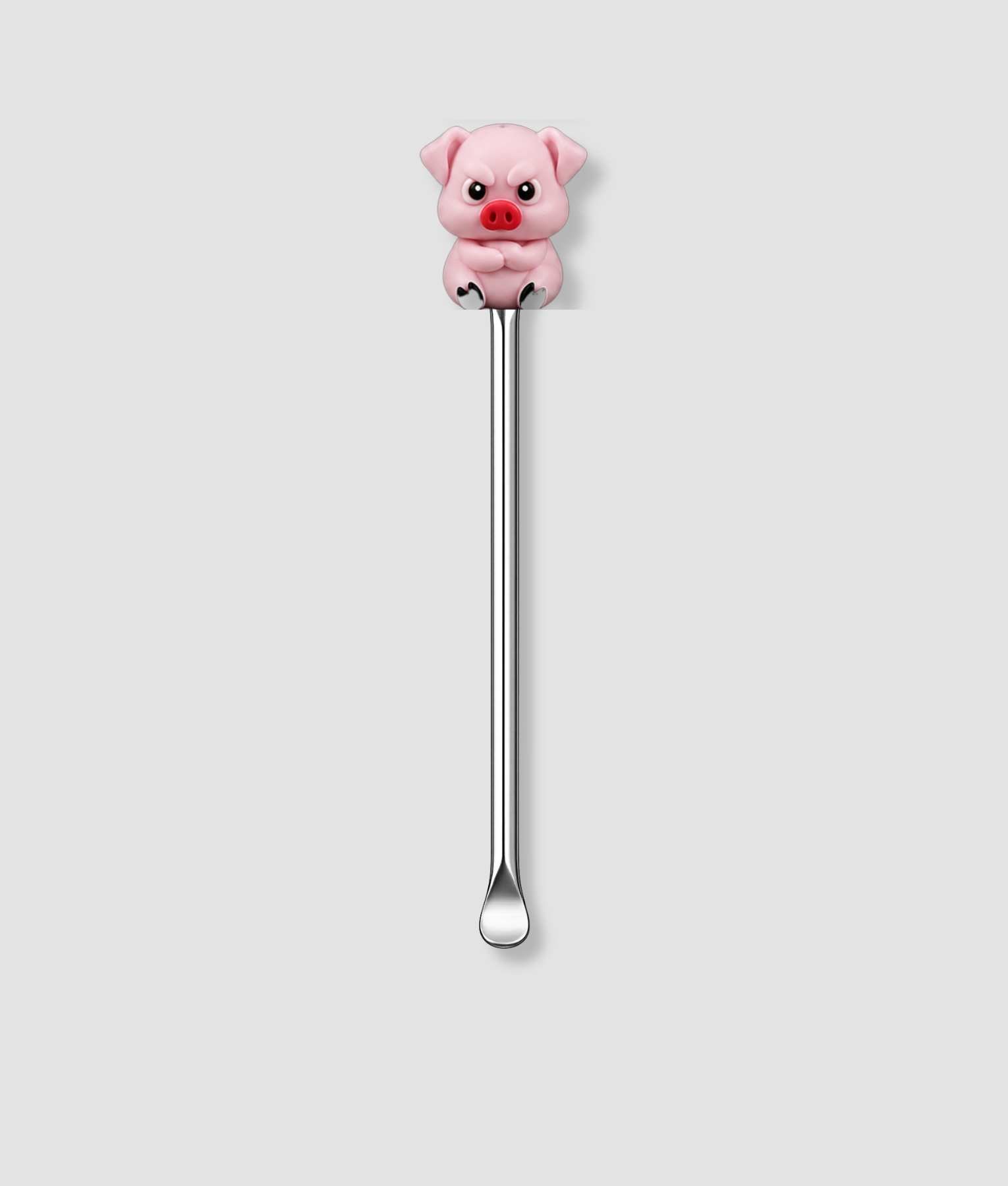 Mini schepje cocktailstirrer met roze biggetje figuur bovenop en zilveren steel op lichtgrijze achtergrond