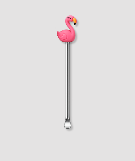 Mini schepje cocktailstirrer met roze flamingo figuur bovenop en zilveren steel op lichtgrijze achtergrond