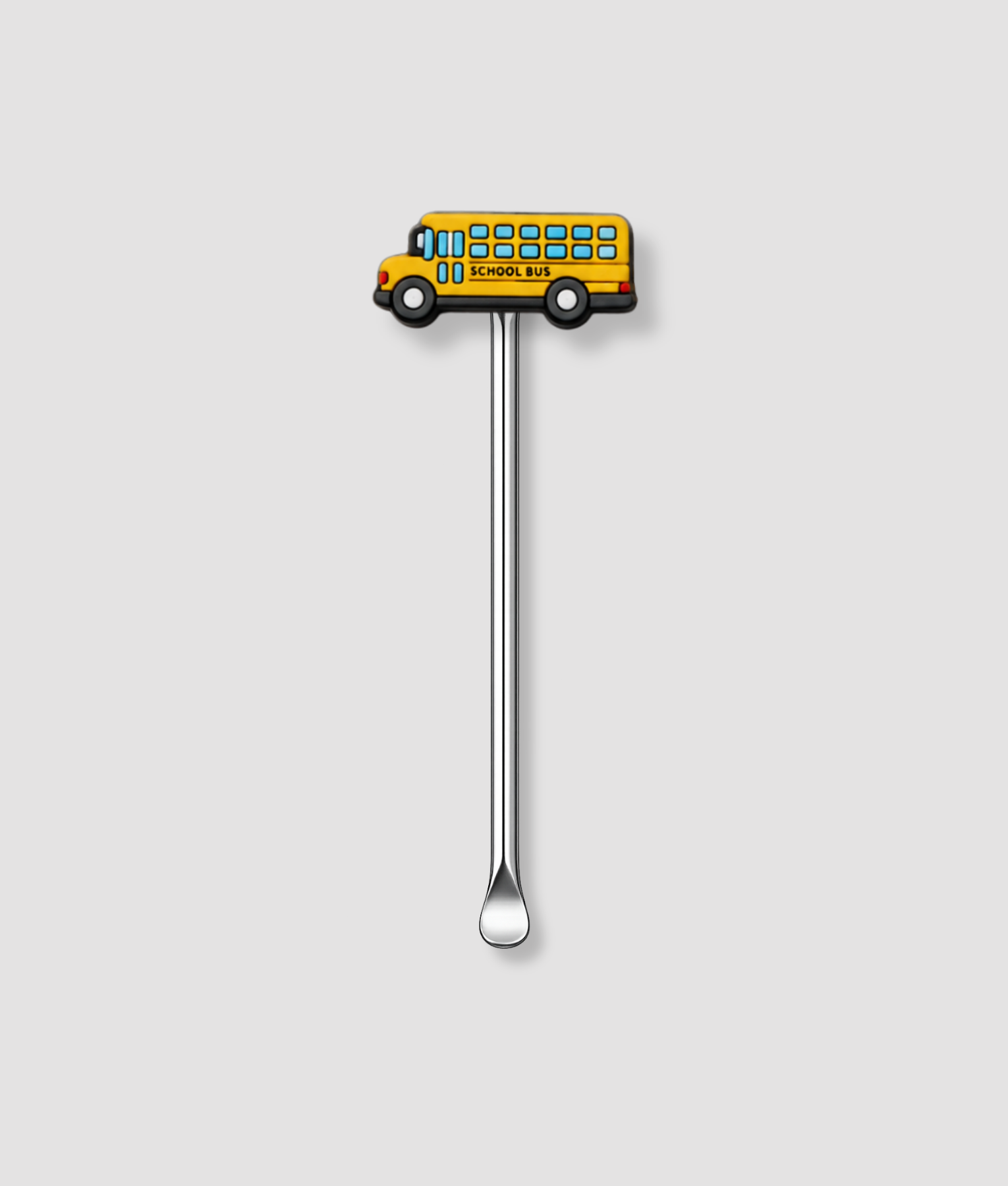 Mini schepje cocktailstirrer met gele schoolbus figuur met SCHOOL BUS opschrift en blauwe ramen bovenop en zilveren steel