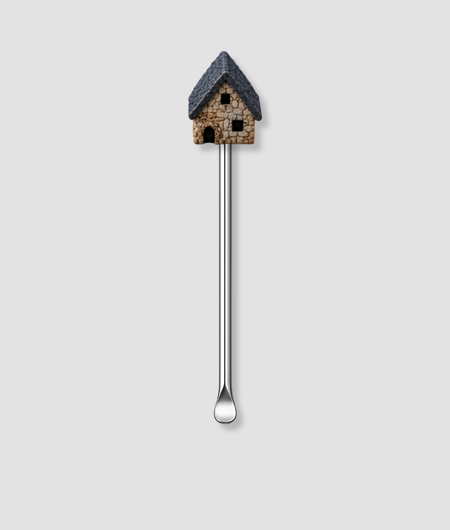 Mini schepje cocktailstirrer met stenen vogelhuisje figuur met grijze leisteen dak en ronde ingang bovenop en zilveren steel