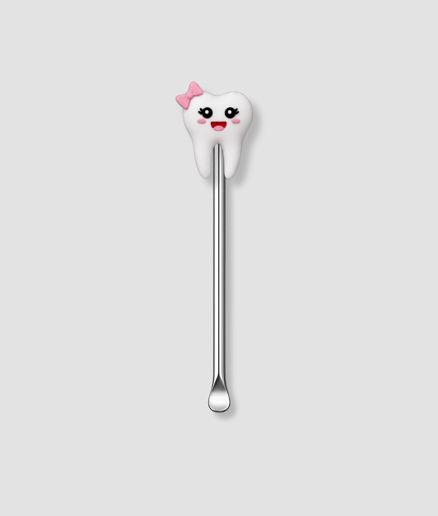 Mini schepje cocktailstirrer met witte tand figuur met roze strikje en vrolijk meisjesgezicht met rode lippen bovenop en zilveren steel