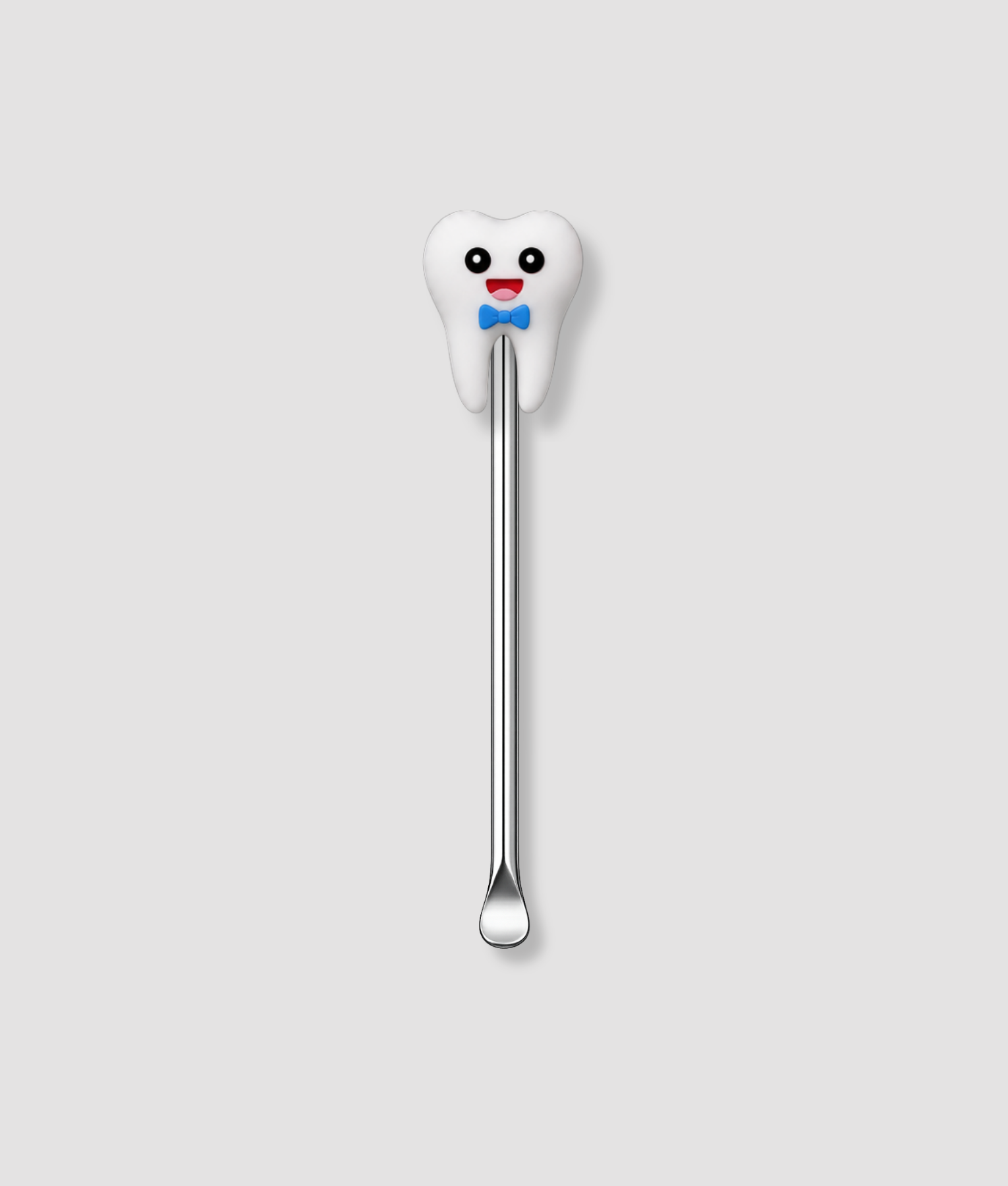 Mini schepje cocktailstirrer met witte tand figuur met vrolijk gezichtje en blauwe vlinderdas bovenop en zilveren steel
