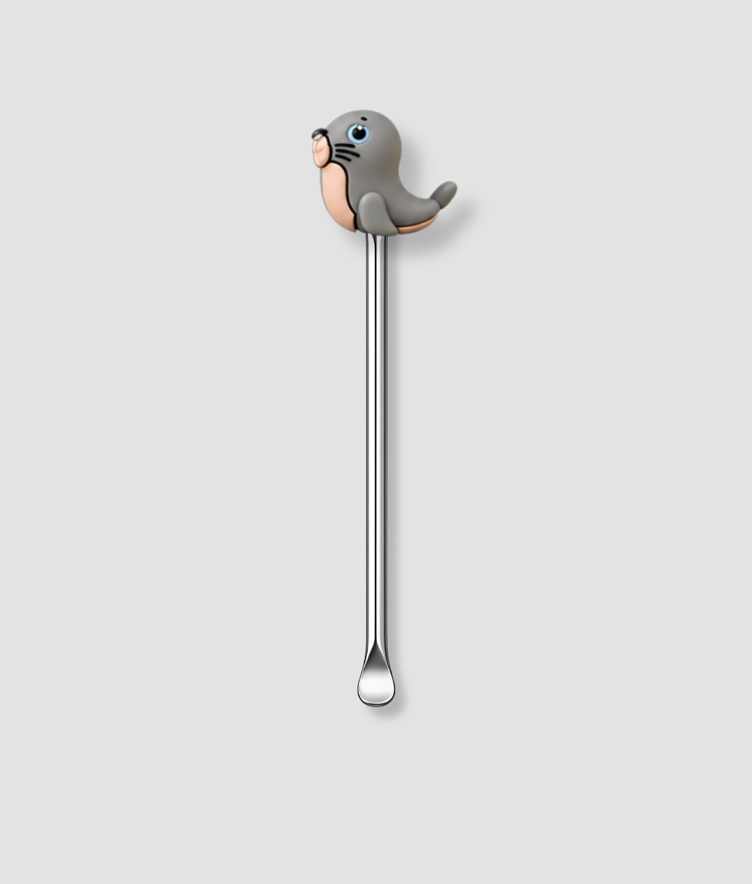 Mini schepje cocktailstirrer met grijze zeehond figuur met een vis in zijn bek bovenop en zilveren steel