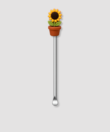 Mini schepje cocktailstirrer met zonnebloem figuur in bruine terracotta bloempot met groene bladeren bovenop en zilveren steel
