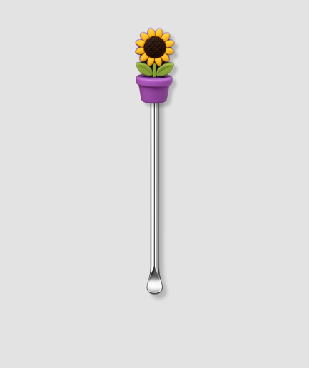 Mini schepje cocktailstirrer met zonnebloem figuur in paarse bloempot met groene bladeren bovenop en zilveren steel