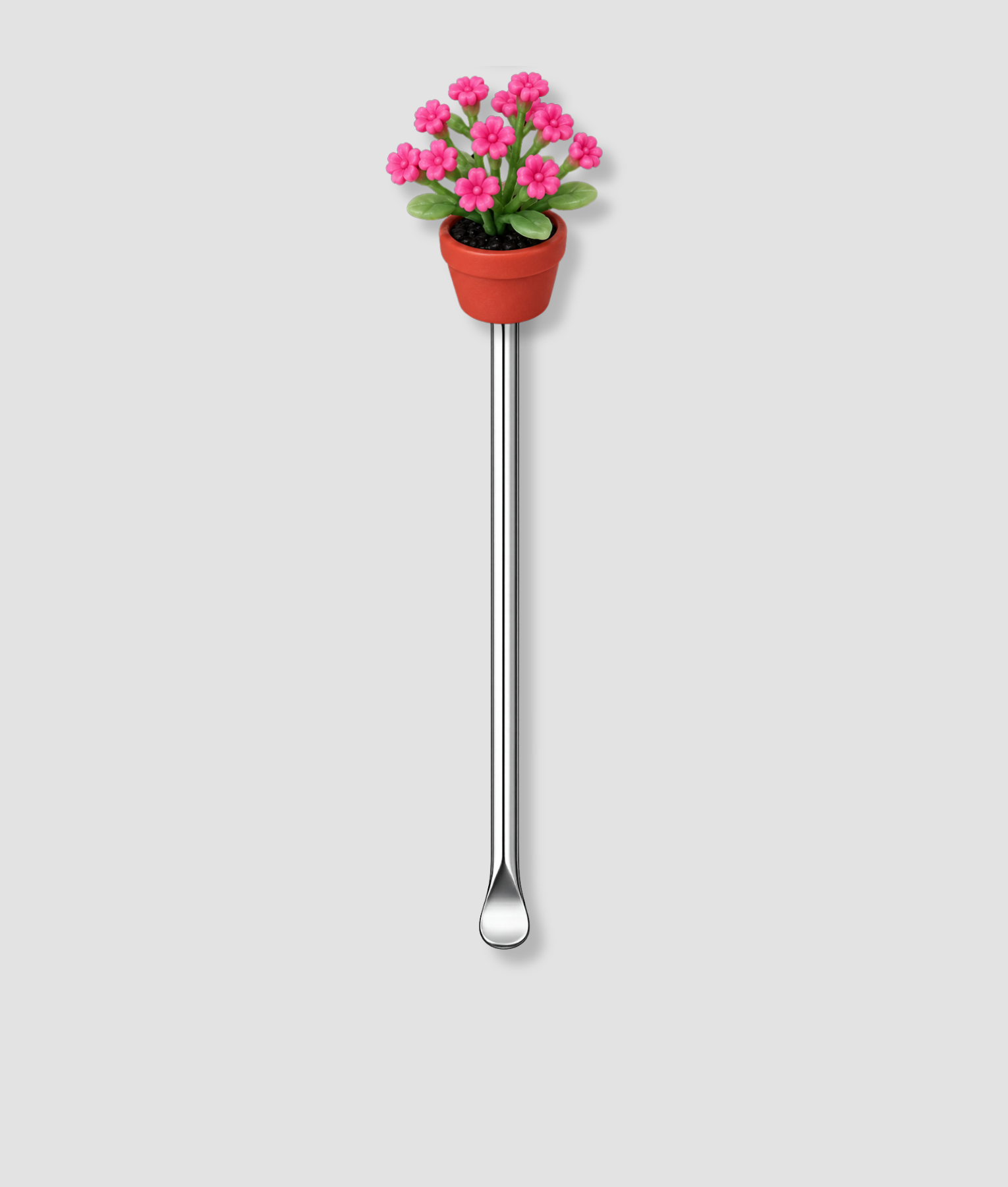 Mini schepje cocktailstirrer met roze bloemenboeket figuur met groene bladeren in een oranje terracotta bloempot bovenop en zilveren steel
