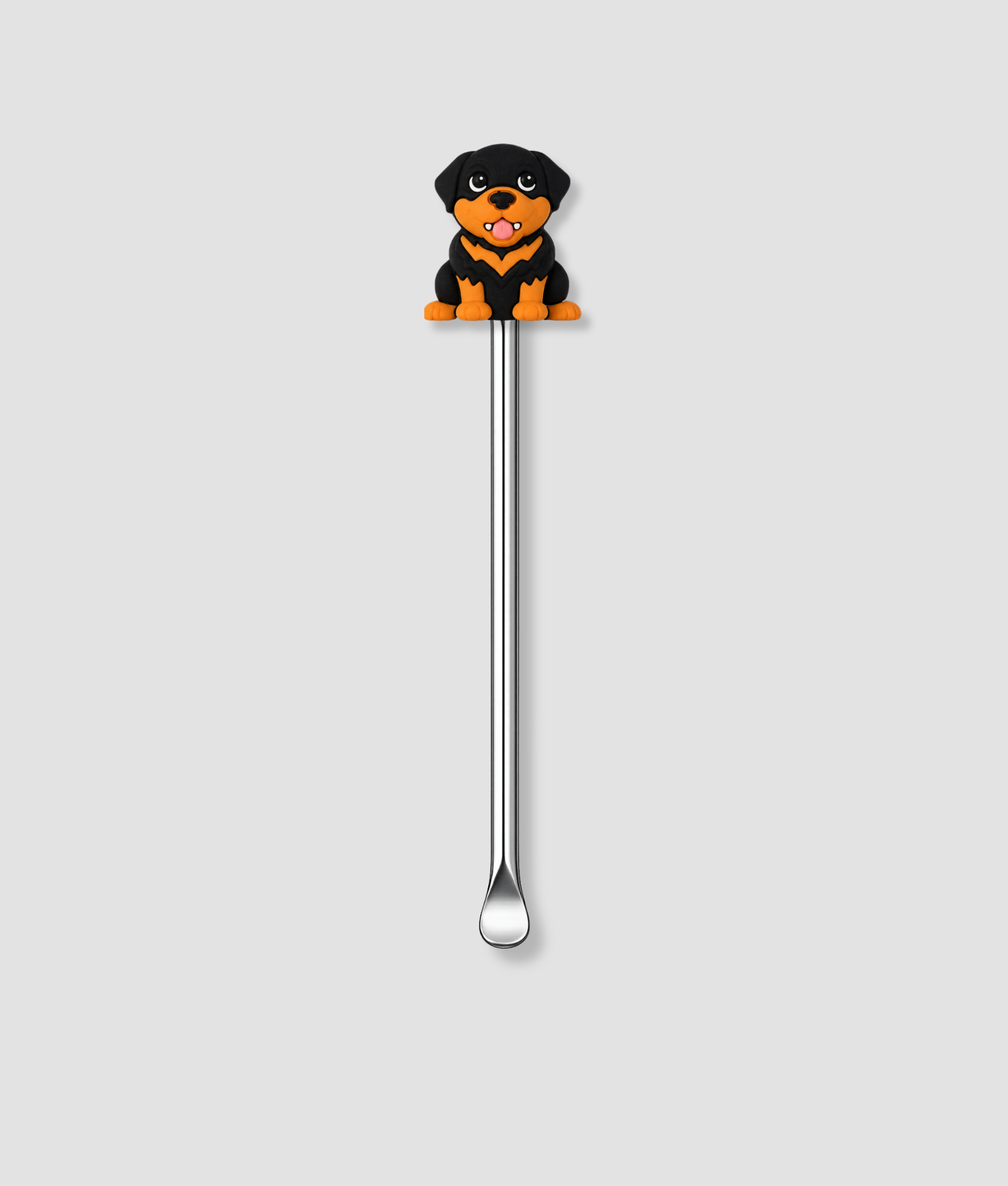 Mini schepje cocktailstirrer met zwart-bruine Rottweiler hond figuur met oranje borst en grote bruine ogen bovenop en zilveren steel