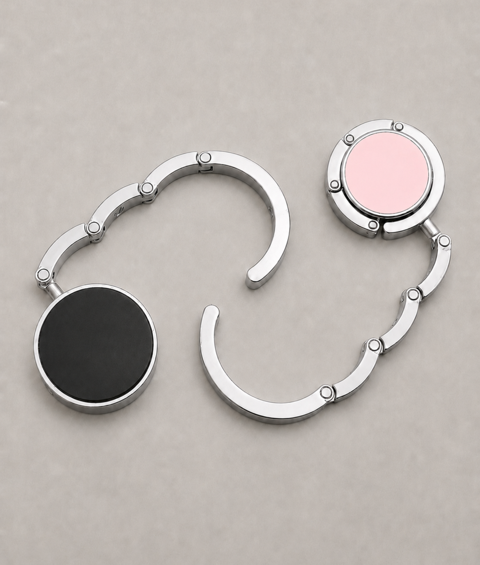 Close-up tassenhanger geopend en ingeklapt zilver roze zwart