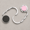 Tassenhanger geopend en ingeklapt zilver felroze met zwart detail