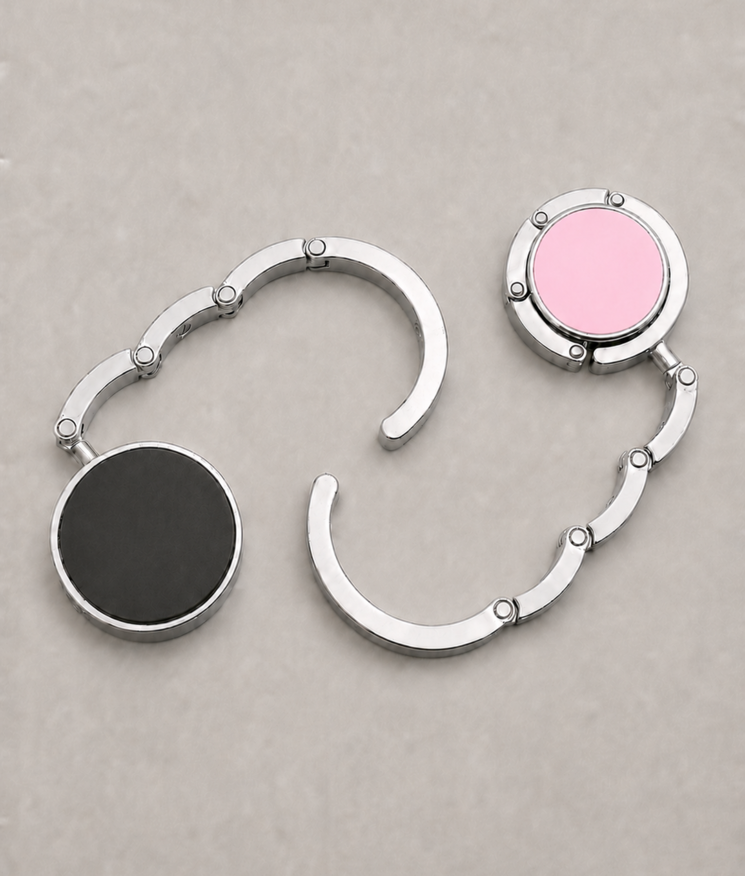 Tassenhanger geopend en ingeklapt zilver felroze met zwart detail