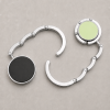 Tassenhanger geopend en ingeklapt zilver groen met zwart detail