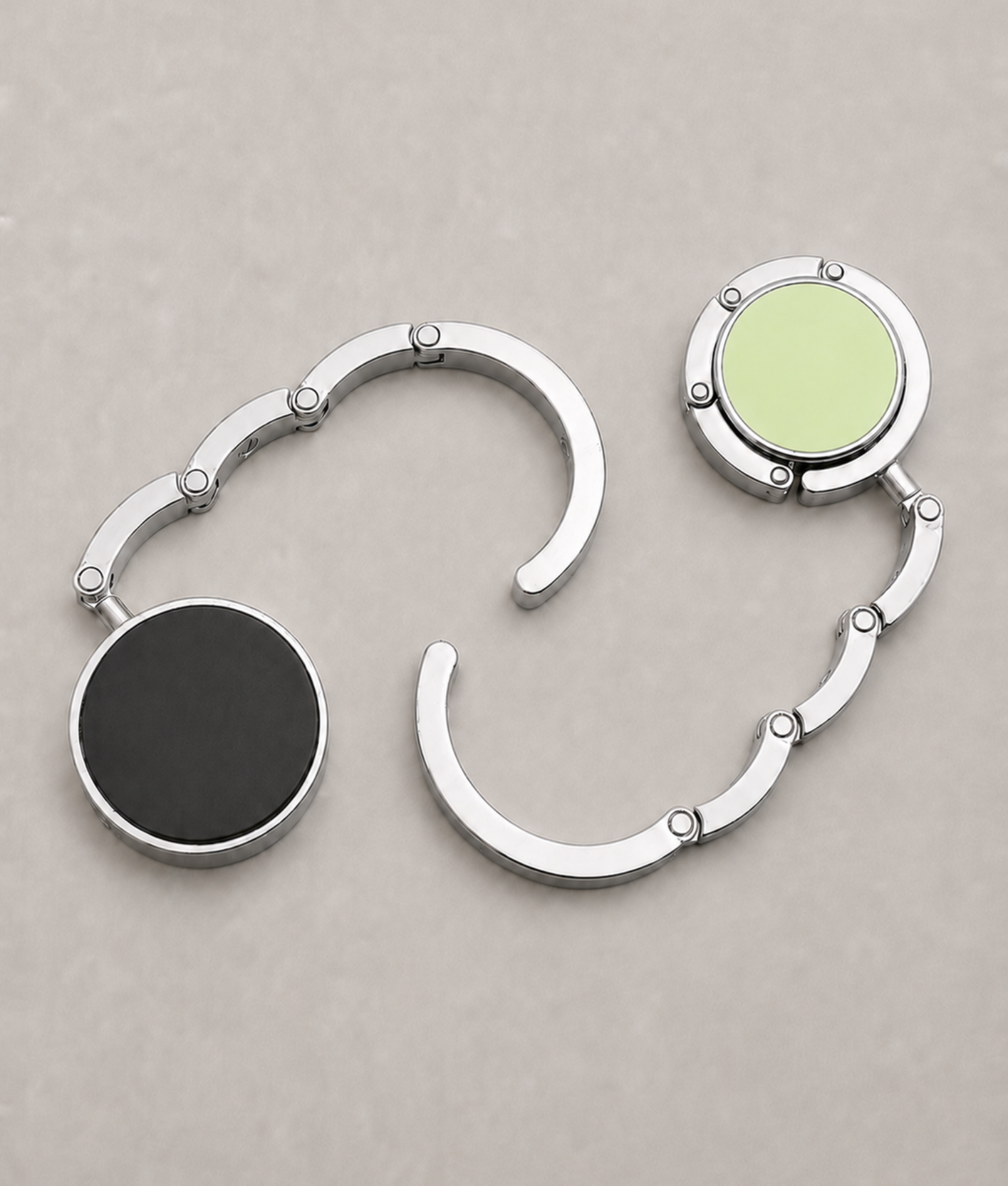 Tassenhanger geopend en ingeklapt zilver groen met zwart detail
