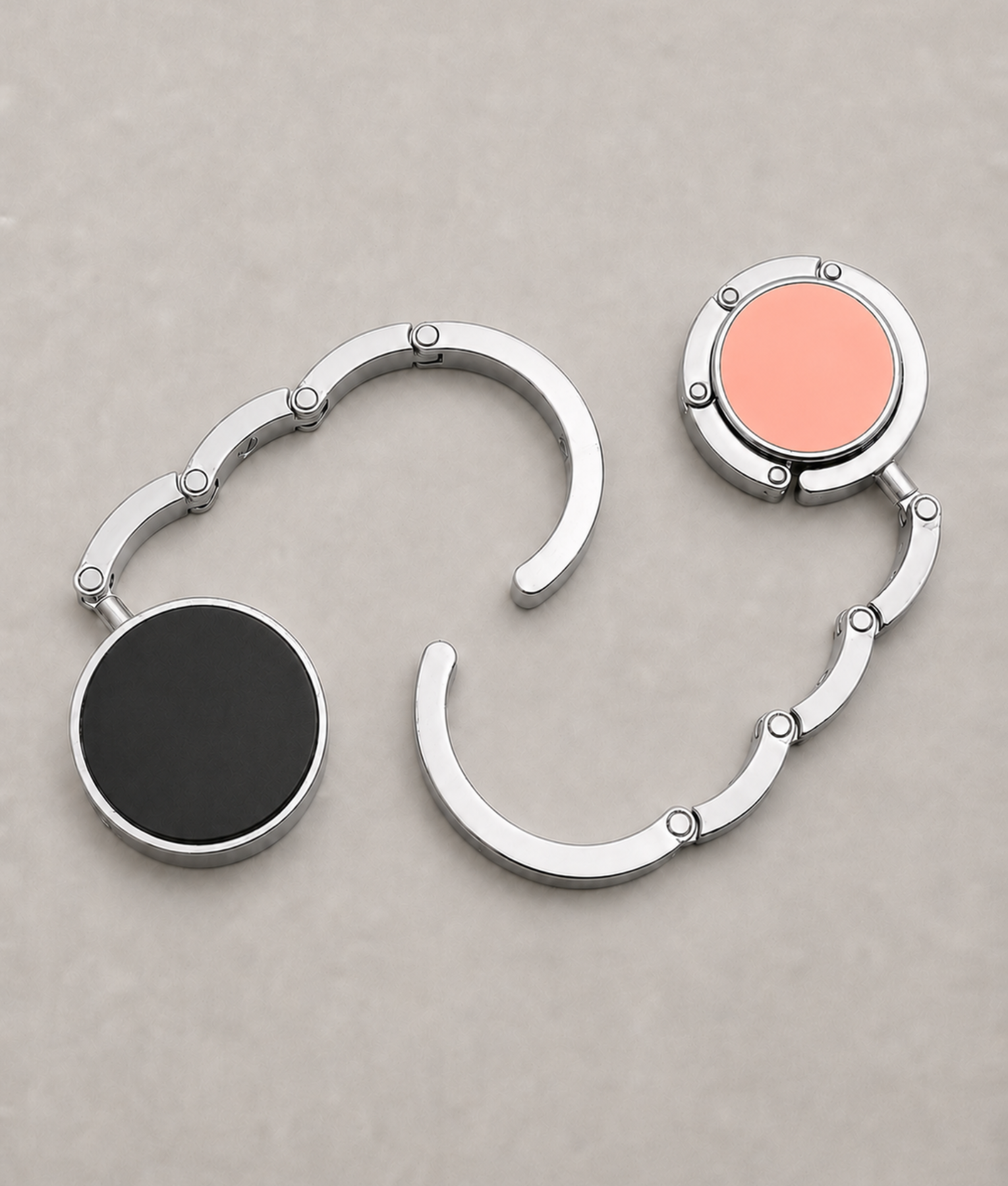 Tassenhanger geopend en ingeklapt zilver koraal met zwart detail