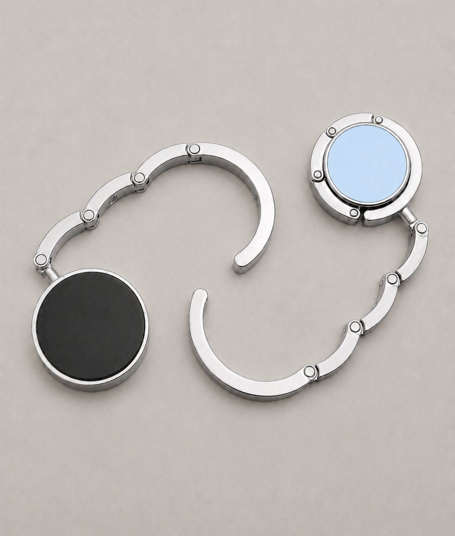 Tassenhanger geopend en ingeklapt zilver lichtblauw met zwart
