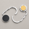 Tassenhanger geopend en ingeklapt zilver zwart met goud detail