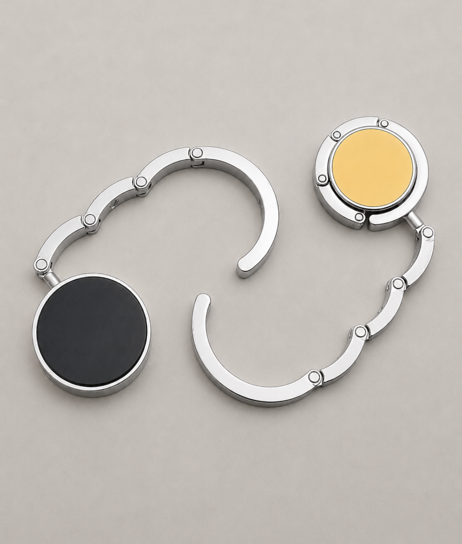 Tassenhanger geopend en ingeklapt zilver zwart met goud detail