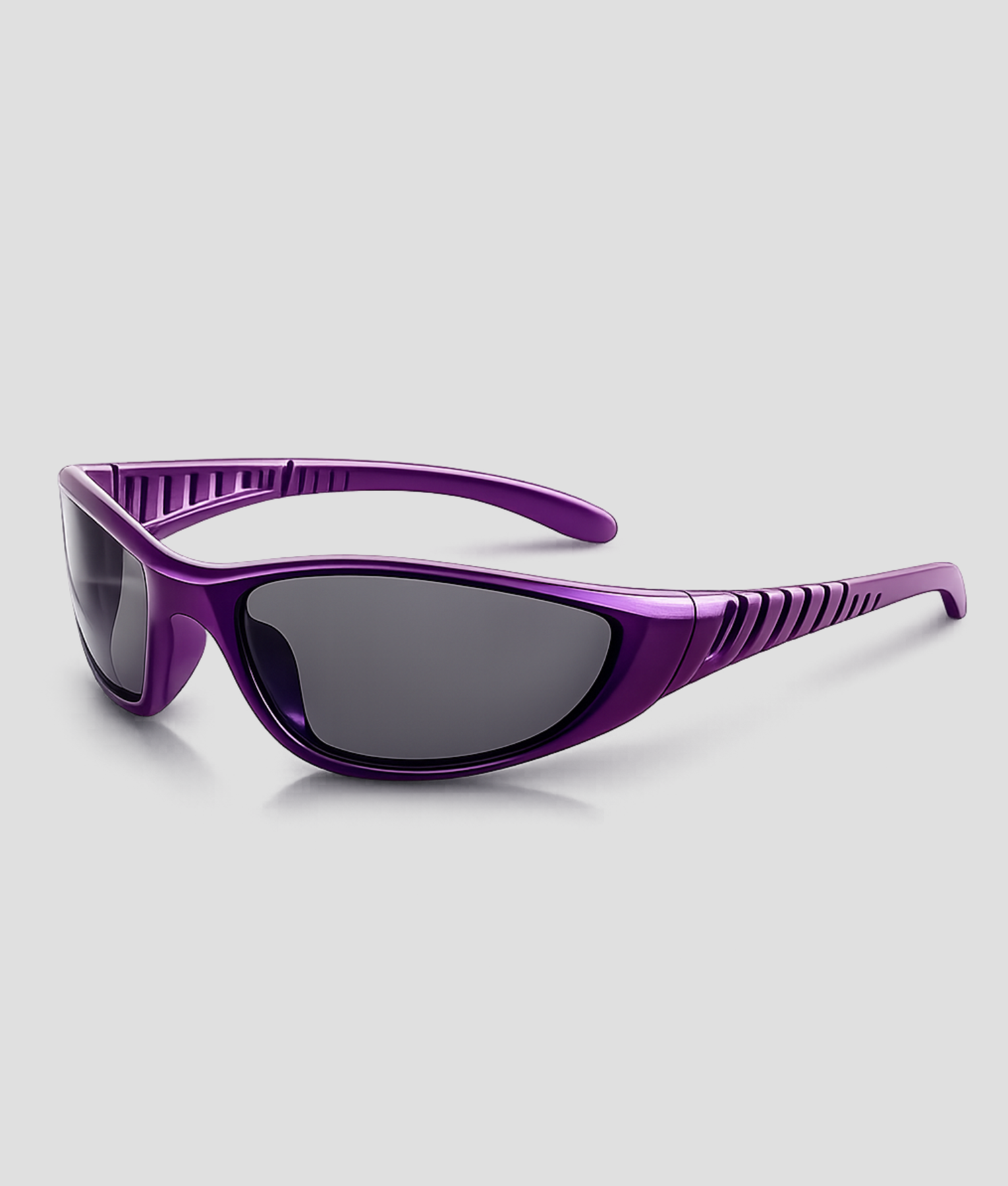 Paarse sport zonnebril met wraparound montuur voor bij een rave outfit