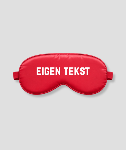 Rood satijnen slaapmasker met eigen tekst bedrukking – gepersonaliseerd slaapmasker in rood satijn met witte bedrukte letters, ideaal als persoonlijk cadeau voor verjaardag, bruiloft, babyshower of als luxe relatiegeschenk. Het masker heeft een zachte binnenkant, elastische band en blokkeert licht volledig. Personaliseer met jouw eigen naam, tekst of boodschap.