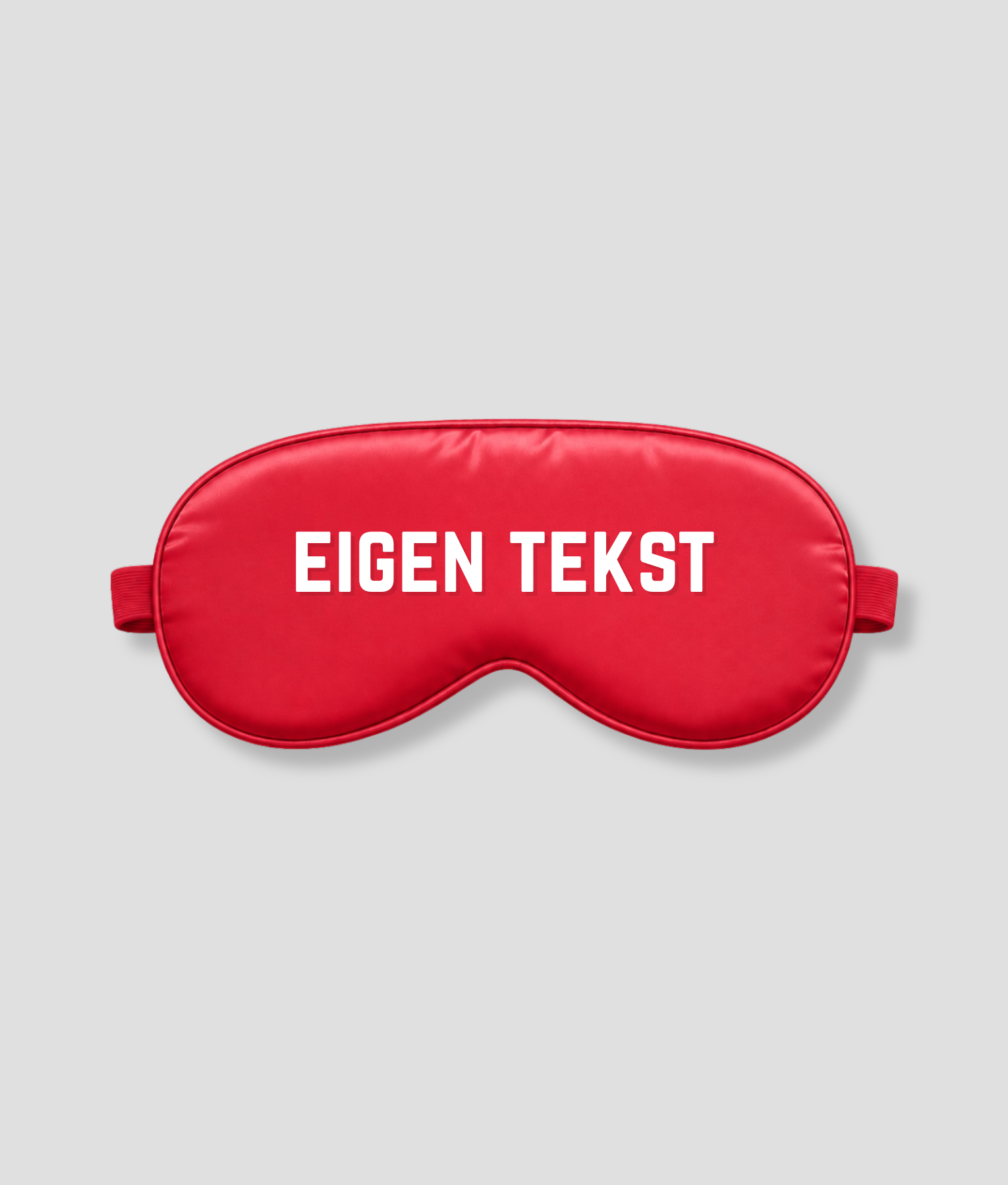 Rood satijnen slaapmasker met eigen tekst bedrukking – gepersonaliseerd slaapmasker in rood satijn met witte bedrukte letters, ideaal als persoonlijk cadeau voor verjaardag, bruiloft, babyshower of als luxe relatiegeschenk. Het masker heeft een zachte binnenkant, elastische band en blokkeert licht volledig. Personaliseer met jouw eigen naam, tekst of boodschap.