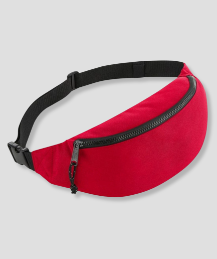 Close-up productfoto van een rood buideltasje met rits en verstelbaar band op witte achtergrond