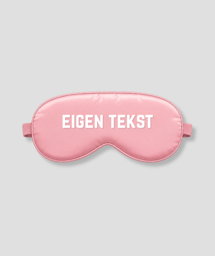 Roze satijnen slaapmasker met eigen tekst bedrukking – gepersonaliseerd slaapmasker in zacht roze satijn met witte bedrukte letters, ideaal als persoonlijk cadeau voor verjaardag, bruiloft, babyshower of als luxe relatiegeschenk. Het masker heeft een zachte binnenkant, elastische band en blokkeert licht volledig. Personaliseer met jouw eigen naam, tekst of boodschap. Verkrijgbaar bij PEP SCHEP.