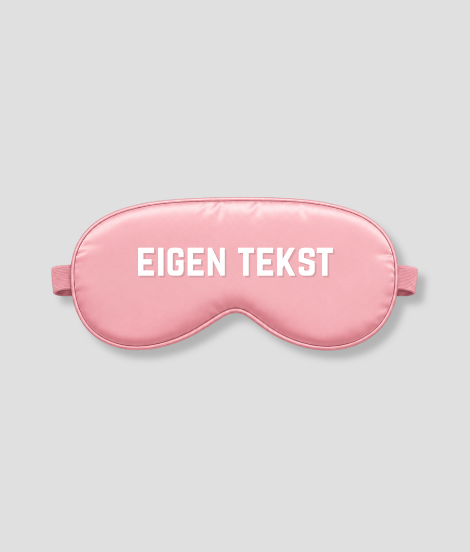 Roze satijnen slaapmasker met eigen tekst bedrukking – gepersonaliseerd slaapmasker in zacht roze satijn met witte bedrukte letters, ideaal als persoonlijk cadeau voor verjaardag, bruiloft, babyshower of als luxe relatiegeschenk. Het masker heeft een zachte binnenkant, elastische band en blokkeert licht volledig. Personaliseer met jouw eigen naam, tekst of boodschap. Verkrijgbaar bij PEP SCHEP.