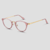 Roze transparante cat-eye bril met doorzichtig roze acetaat montuur goudkleurig metalen frame doorzichtige glazen en roze pootjes