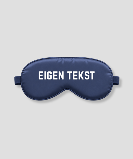 Marine satijnen slaapmasker met eigen tekst bedrukking – gepersonaliseerd slaapmasker in marine satijn met witte bedrukte letters, ideaal als persoonlijk cadeau voor verjaardag, bruiloft, babyshower of als luxe relatiegeschenk. Het masker heeft een zachte binnenkant, elastische band en blokkeert licht volledig. Personaliseer met jouw eigen naam, tekst of boodschap.