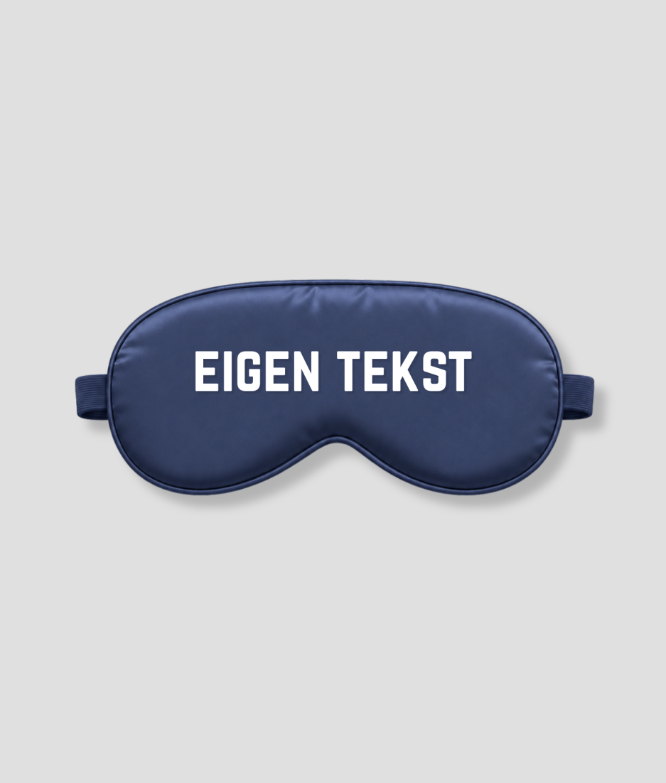 Marine satijnen slaapmasker met eigen tekst bedrukking – gepersonaliseerd slaapmasker in marine satijn met witte bedrukte letters, ideaal als persoonlijk cadeau voor verjaardag, bruiloft, babyshower of als luxe relatiegeschenk. Het masker heeft een zachte binnenkant, elastische band en blokkeert licht volledig. Personaliseer met jouw eigen naam, tekst of boodschap.