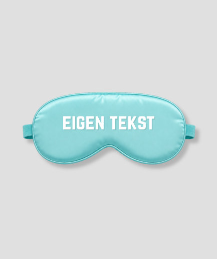Mint satijnen slaapmasker met eigen tekst bedrukking – gepersonaliseerd slaapmasker in mint satijn met witte bedrukte letters, ideaal als persoonlijk cadeau voor verjaardag, bruiloft, babyshower of als luxe relatiegeschenk. Het masker heeft een zachte binnenkant, elastische band en blokkeert licht volledig. Personaliseer met jouw eigen naam, tekst of boodschap.