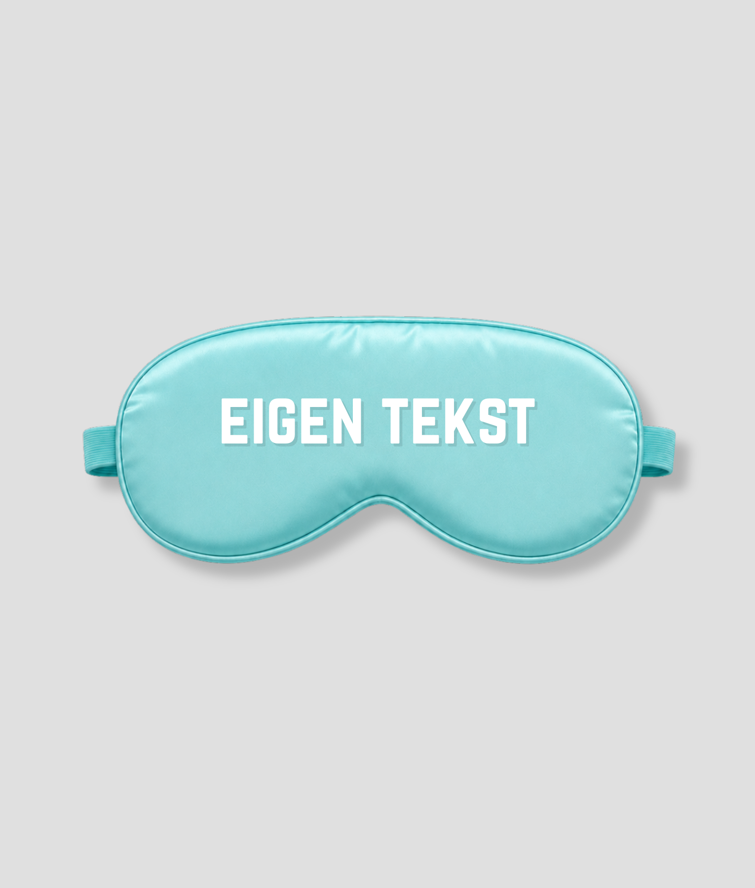 Mint satijnen slaapmasker met eigen tekst bedrukking – gepersonaliseerd slaapmasker in mint satijn met witte bedrukte letters, ideaal als persoonlijk cadeau voor verjaardag, bruiloft, babyshower of als luxe relatiegeschenk. Het masker heeft een zachte binnenkant, elastische band en blokkeert licht volledig. Personaliseer met jouw eigen naam, tekst of boodschap.