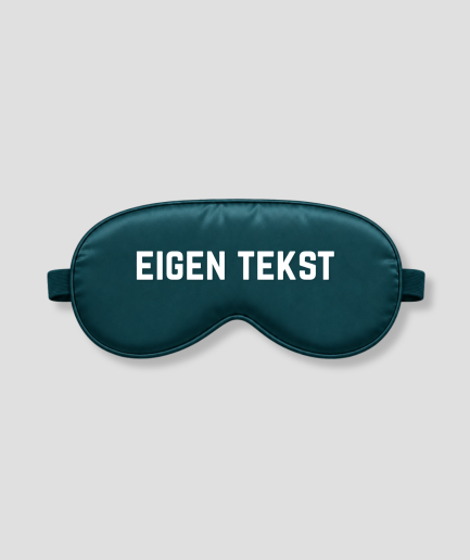 Petrol satijnen slaapmasker met eigen tekst bedrukking – gepersonaliseerd slaapmasker in petrol satijn met witte bedrukte letters, ideaal als persoonlijk cadeau voor verjaardag, bruiloft, babyshower of als luxe relatiegeschenk. Het masker heeft een zachte binnenkant, elastische band en blokkeert licht volledig. Personaliseer met jouw eigen naam, tekst of boodschap.