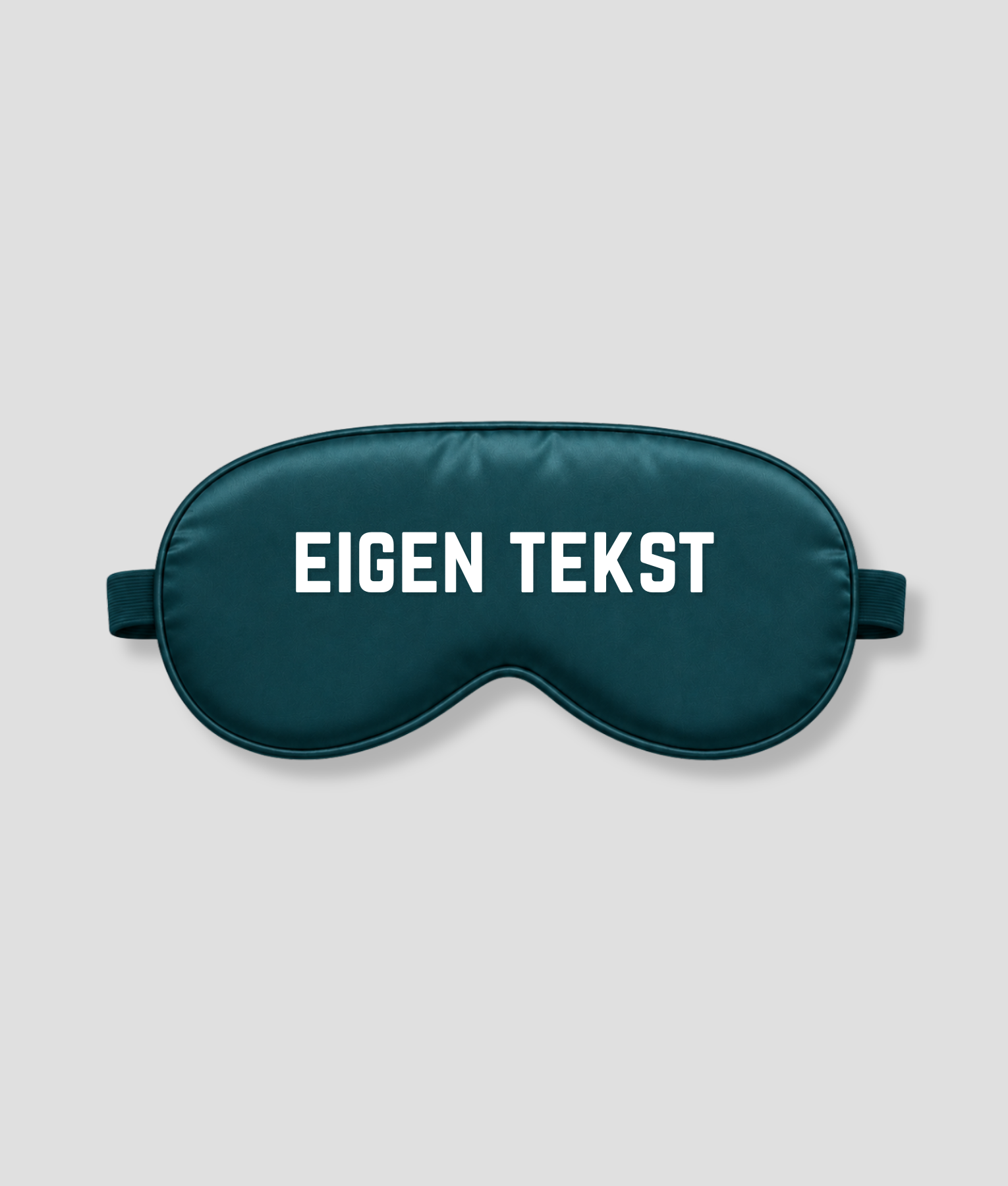 Petrol satijnen slaapmasker met eigen tekst bedrukking – gepersonaliseerd slaapmasker in petrol satijn met witte bedrukte letters, ideaal als persoonlijk cadeau voor verjaardag, bruiloft, babyshower of als luxe relatiegeschenk. Het masker heeft een zachte binnenkant, elastische band en blokkeert licht volledig. Personaliseer met jouw eigen naam, tekst of boodschap.