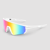 Witte sportzonnebril met regenboog lenzen – stijlvolle sportbril met wit frame en kleurrijke regenboog glazen, ideaal voor hardlopen, fietsen en buitensporten. Opvallende vrolijke uitstraling met UV-bescherming.