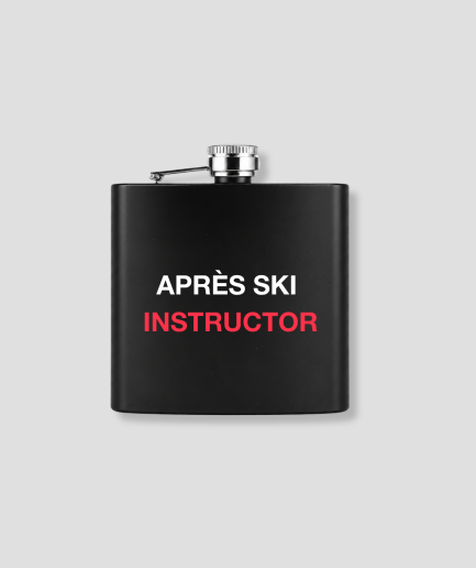 Zwarte zakfles met APRÈS SKI INSTRUCTOR tekst in wit en rood als grappig wintersport après-ski cadeau