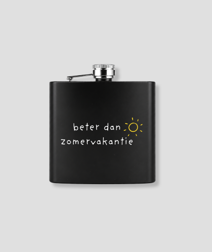 Zwarte zakfles met beter dan zomervakantie tekst en zon illustratie voor grappig wintersport après-ski cadeau