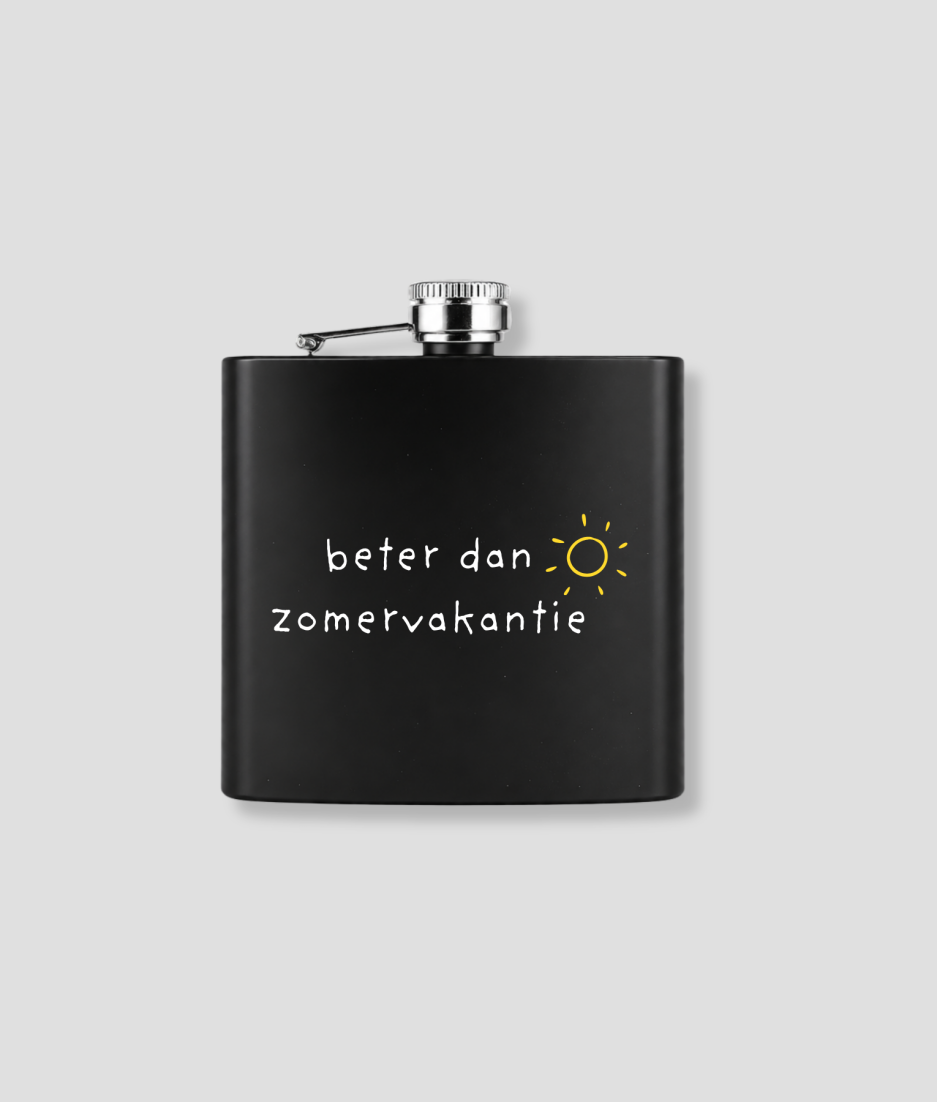 Zwarte zakfles met beter dan zomervakantie tekst en zon illustratie voor grappig wintersport après-ski cadeau