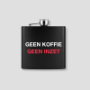Zwarte zakfles met GEEN KOFFIE GEEN INZET tekst in wit en rood als grappig cadeau