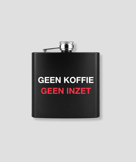 Zwarte zakfles met GEEN KOFFIE GEEN INZET tekst in wit en rood als grappig cadeau