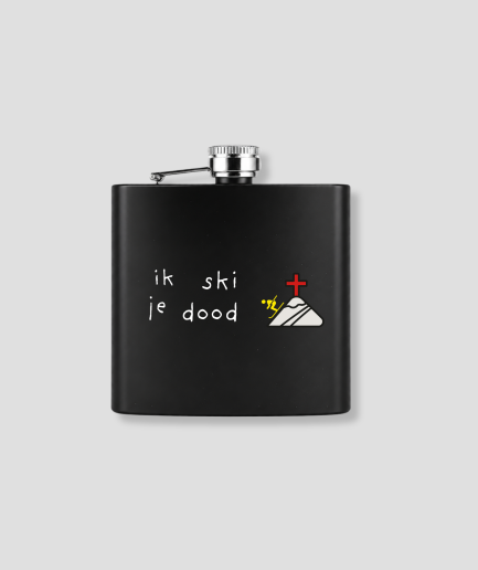 Zwarte zakfles met ik ski je dood tekst en illustratie van skiër met rood kruis voor grappig wintersport après-ski thema