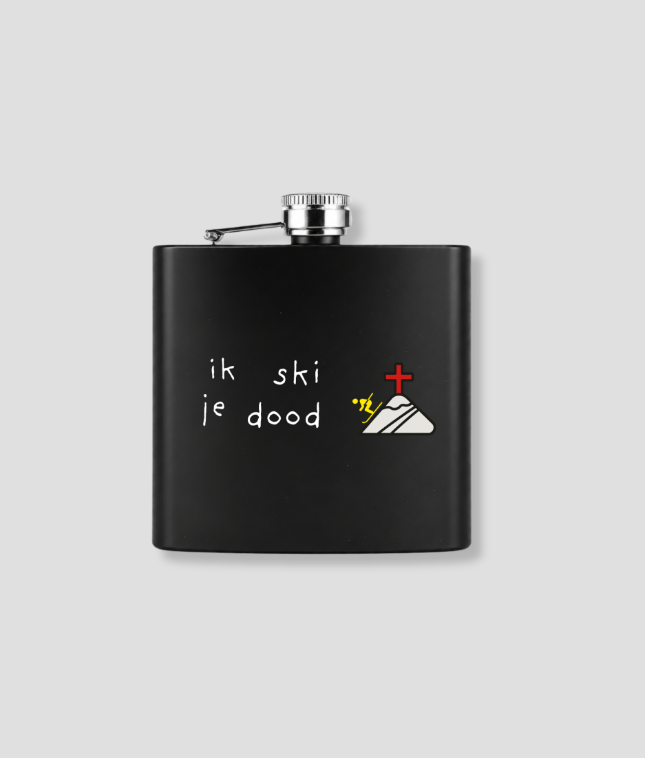 Zwarte zakfles met ik ski je dood tekst en illustratie van skiër met rood kruis voor grappig wintersport après-ski thema