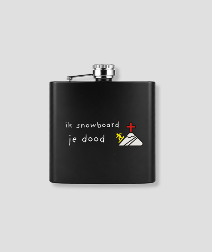 Zwarte zakfles met ik snowboard je dood tekst en illustratie van snowboarder met rood kruis voor grappig wintersport après-ski thema