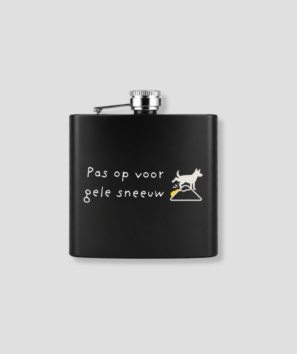 Zwarte zakfles met Pas op voor gele sneeuw tekst en illustratie van een hond die plast, grappig wintersport après-ski cadeau