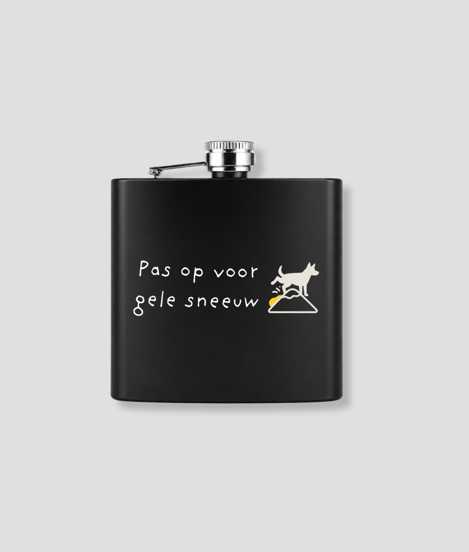 Zwarte zakfles met Pas op voor gele sneeuw tekst en illustratie van een hond die plast, grappig wintersport après-ski cadeau