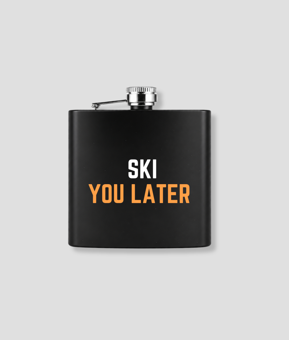 Zwarte zakfles met SKI YOU LATER tekst in wit en oranje voor wintersport après-ski thema