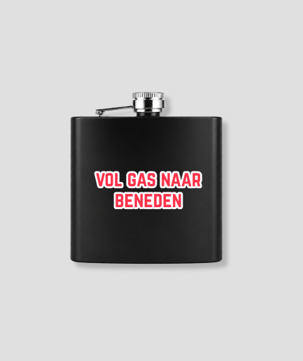 Zwarte zakfles met VOL GAS NAAR BENEDEN tekst in rood-wit voor wintersport après-ski thema