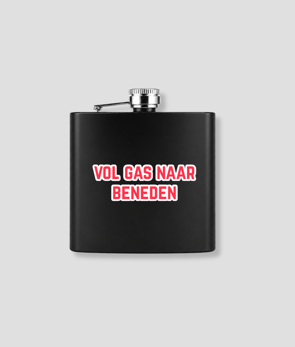 Zwarte zakfles met VOL GAS NAAR BENEDEN tekst in rood-wit voor wintersport après-ski thema