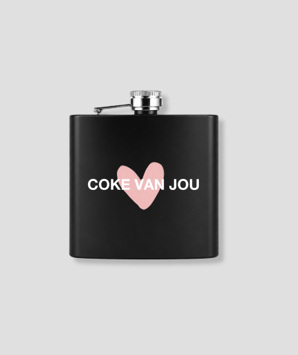 Zwarte zakfles met COKE VAN JOU tekst en roze hart illustratie voor wintersport thema